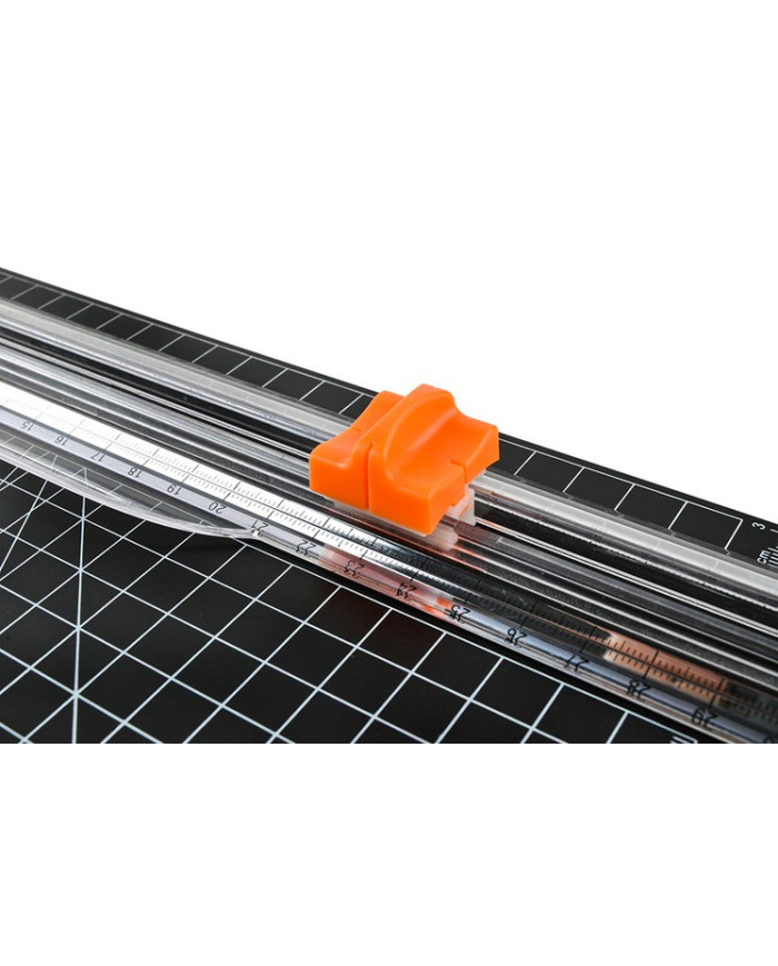 Rezalnik z okroglim rezilom za rezanje papirja in folije do 12 listov A3